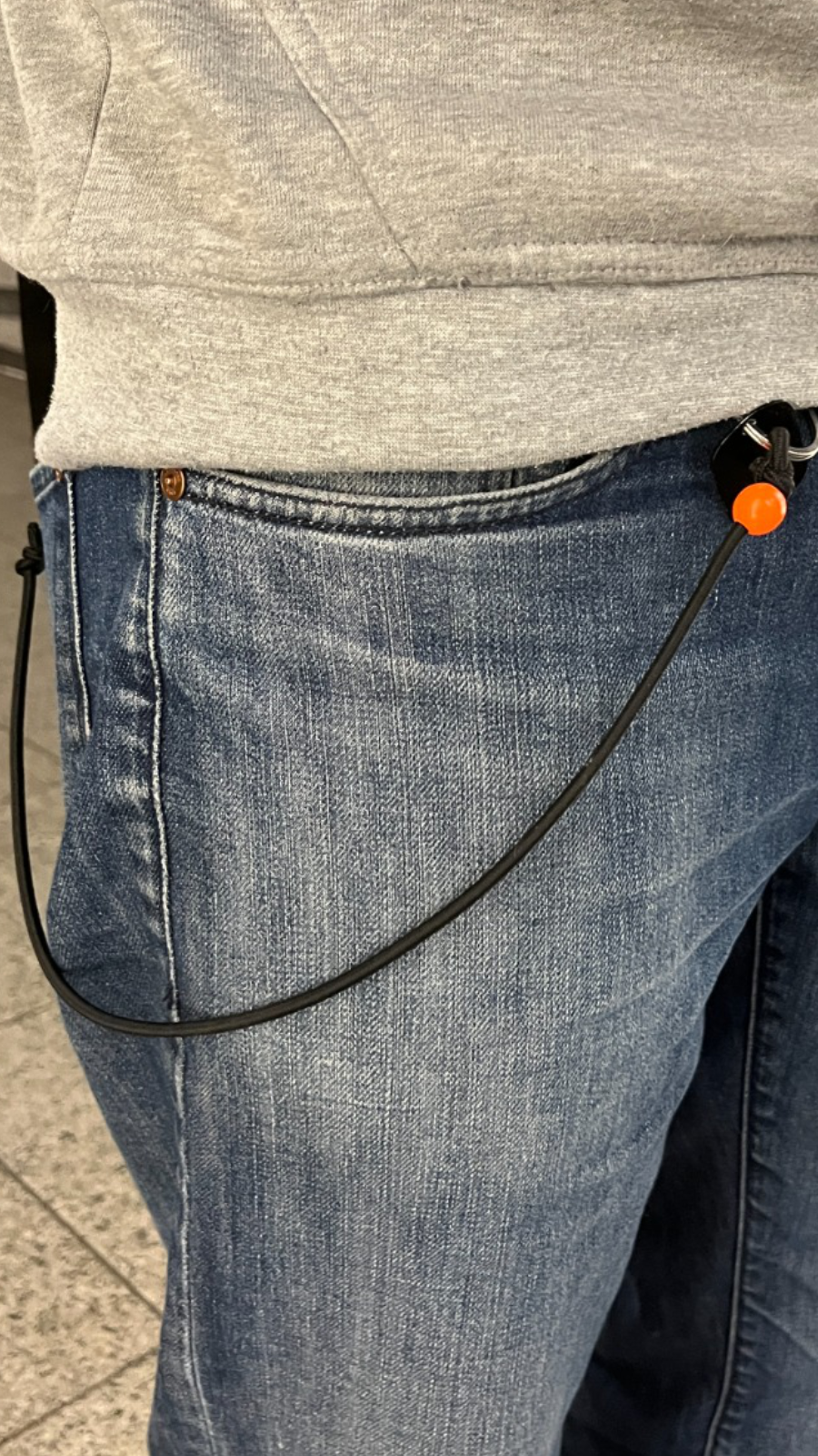 Phoneleash, die revolutionäre Handykette Handyband Kombination, an der Hose befestigt sieht sie stylisch aus gibt Sicherheit und DU hast Dein Handy immer griffbereit.