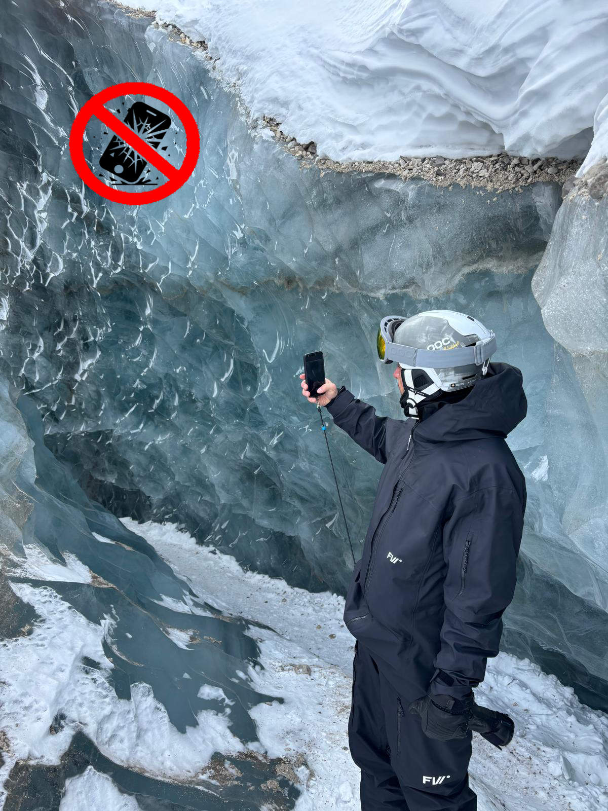 Die Phoneleash Handykette & Handyband ist optimal bei Bergabenteuern nutzbar und hält Dein Handy immer sicher. Hier auf einem Gletscher in Sibirien im Einsatz