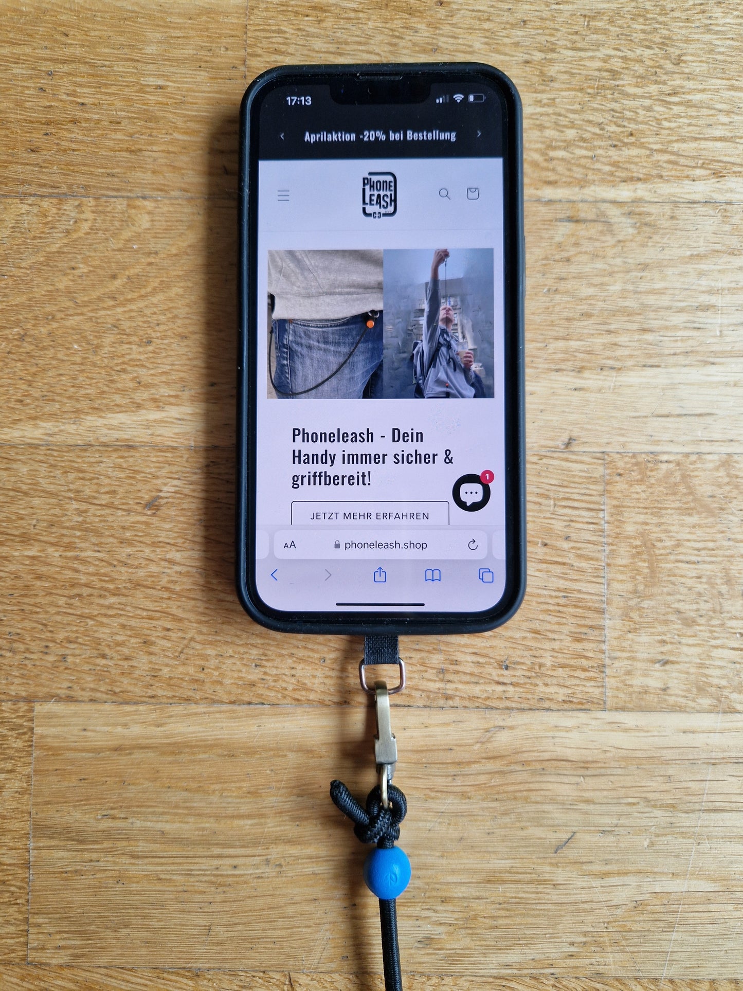 Original Phoneleash Schwarz Blau Handykette mit elastischem Band für sicheren, stilvollen Smartphone-Gebrauch. In Deutschland gefertigt, bietet sie Langlebigkeit und ein dezentes Design mit einer Friedensbotschaft durch ein handgestanztes Peace-Zeichen und Herz. Darstellung Bereich Handy